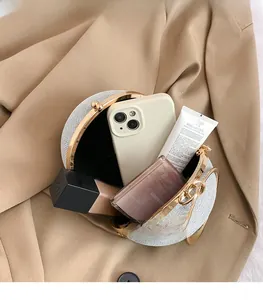 Binnenaanzicht van de crèmekleurige bolvormige tas toont ruimte voor telefoon en make-up