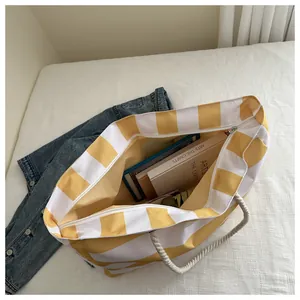 Detailansicht der großen Canvas-Tasche mit viel Stauraum und gestreiftem Design