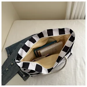 Makroansicht der Canvas-Tasche mit gelbem Futter, Seilgriff und Reißverschluss