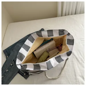Detailansicht der großen gestreiften Canvas-Tasche mit geräumigem Innenraum und Reißverschluss