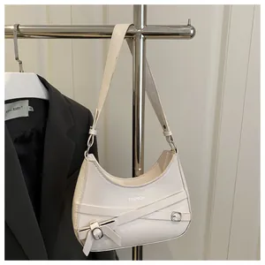 Gros plan du sac croissant blanc avec texte fashion et boucle métallique de détail