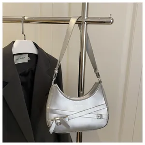 Sac hobo argenté avec nœud papillon et boucle de ceinture sur un cintre élégant