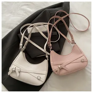 Sacs bandoulière demi-lune en cuir beige et rose avec détails de boucles dorées