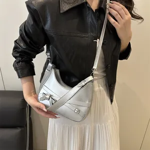 Sac demi-lune argenté chic avec nœud et finition métallisée pour style quotidien