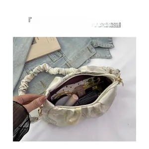 Vista interior del bolso jacquard floral con gran capacidad para cosméticos y más