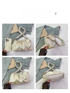 Vistas detalladas del bolso tipo cubo plisado beige con bordado floral chino clásico