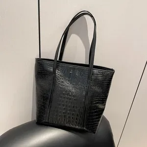 Retro black crocodile pattern tote bag with large capacity and glossy finish