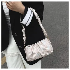 Schicke Satin-Tasche mit chinesischem Landschaftsdruck und gerafftem Schultergurt