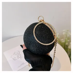 Macro-opname van zwarte glitter bolvormige avondtas met strass ringhandvat