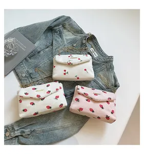 Trois sacs bandoulière en velours côtelé avec motifs fraises et cerises et chaîne dorée