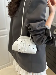 Sac seau blanc à broderie florale avec texture plissée et bandoulière réglable