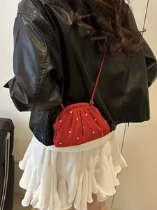 Mini sac bandoulière plissé rouge avec broderies fleurs pour un look d'été frais