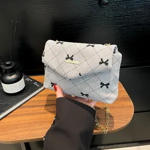 Sac bandoulière chic en velours côtelé gris clair avec imprimé nœud et chaîne or