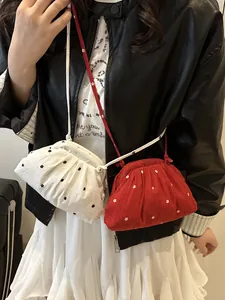 Mini sacs seaux nuage avec broderie florale en rouge et blanc et texture plissée