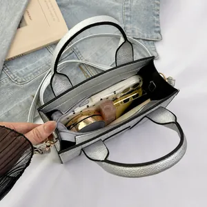 Vue détaillée de l'intérieur du sac cabas argenté avec compartiments et rangement pratique
