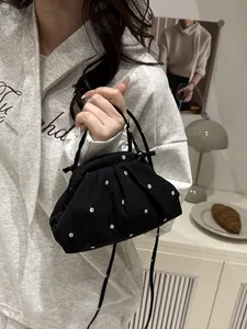 Sac seau noir chic avec broderie florale blanche et élégants détails plissés à cordon