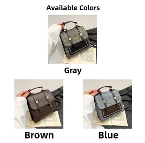 Vue détaillée de sacs bandoulière bicolores en gris, marron et bleu à boucles métal
