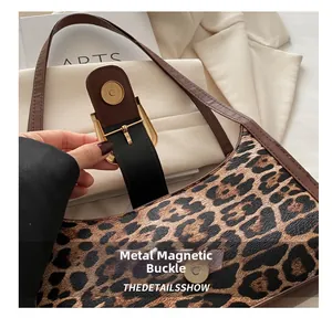 Dettaglio della borsa hobo leopardata con chiusura magnetica dorata e texture fine
