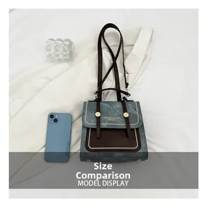 Comparaison détaillée de la taille d'un sac à main vintage avec un smartphone