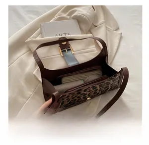 Capienza interna della borsa leopardata con portafoglio e oggetti cosmetici