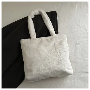 Dettaglio della borsa tote in ecopelliccia bianca con texture morbida e manici in pile