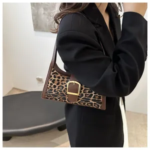 Borsa a spalla leopardata alla moda con cinturino in pelle marrone e fibbia oro