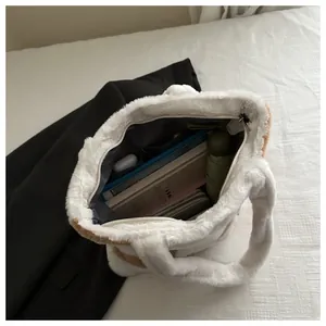 Vista interna della grande borsa tote in peluche che mostra la capienza e il morbido pile