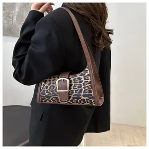 Nahaufnahme der Leopard-Hobo-Tasche mit braunem Lederbesatz und großer Goldschnalle