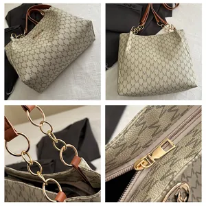 Détail du sac cabas beige avec imprimé lettres, chaîne dorée et poignée en cuir