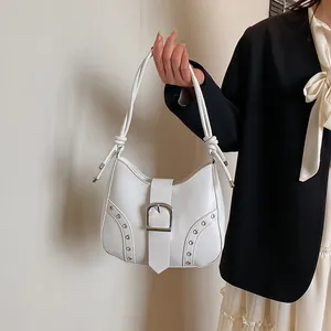Minimalistische weiße Unterarmtasche aus Leder mit Silberschnalle und Metallösen