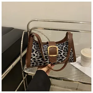 Detail der Leoparden-Schultertasche mit braunem Lederbesatz und goldener Schnalle