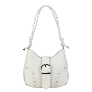 Minimalistische weiße Hobo-Tasche mit Silberschnalle und Metallösen-Details
