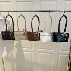 Borse tote chic in vari colori con fibbia elegante e dettagli con fiocco decorativo