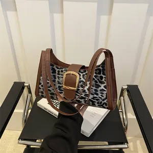 Modische Schultertasche mit Leopardenmuster, braunem Leder und goldener Schnalle
