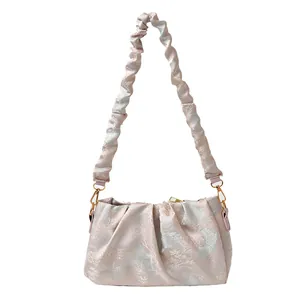 Bolso de hombro en jacquard rosa con bordado de paisaje y correa plisada