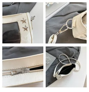 Dettaglio borsa beige Y2K con borchie a stella argentate e tasca trasparente per badge