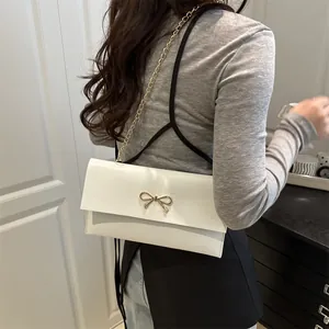 Weiße minimalistische Umschlag-Umhängetasche mit goldener Schleife und Kette