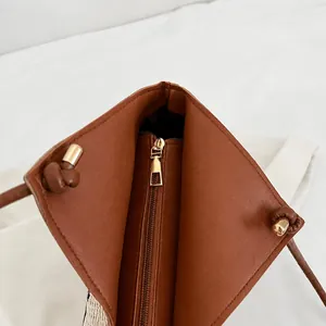 Detail van de bruine kunstlederen shopper met gouden rits en bolvormig slotje