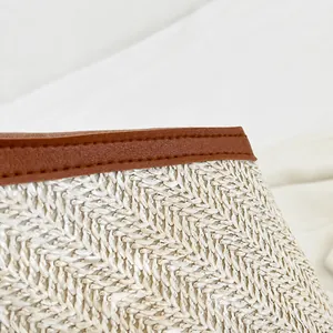 Macro-detail van strooien tas met bruine lederen randen en nauwkeurige stiksels