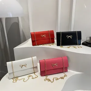Minimalistische Kettentaschen in vier Farben mit goldener Schleifenschnalle und Klappe