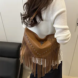 Vintage braune Umhängetasche mit Nieten und langen Fransen für Damen im Retro-Look