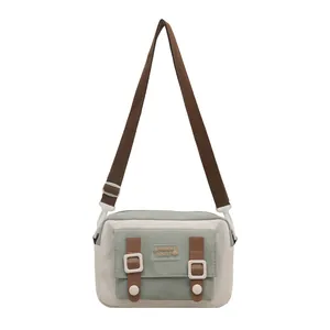 Minimalistische Japanse canvas crossbodytas in mintgroen en wit met verstelbare riem