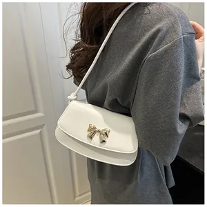 Sac à bandoulière en cuir blanc avec boucle nœud dorée et bandoulière nouée