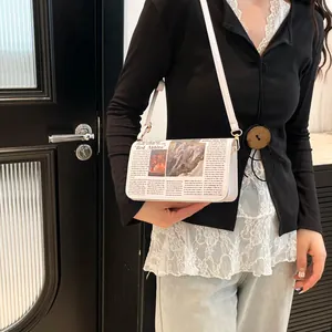 Borsa a tracolla bianca con stampa di giornale, motivo vintage e catena metallica