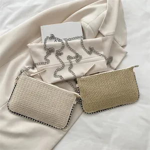 Borsa a busta minimalista in paglia intrecciata con catena metallica e cerniera