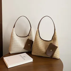Minimalistische gewebte Strohtaschen mit braunem Lederriemen und abnehmbarem Münzfach