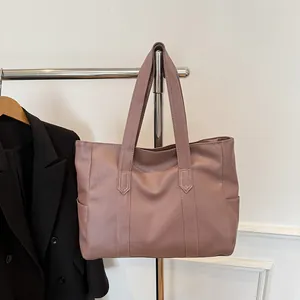 Λεπτομέρεια μωβ τσάντας tote με μακριά χερούλια και ανάγλυφο συνθετικό δέρμα ποιότητας