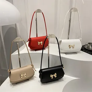 Petits sacs bandoulière minimalistes avec boucle nœud doré en rouge, blanc, beige et noir