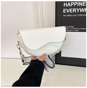 Détails du sac selle en cuir PU blanc avec boucles dorées et large bandoulière en toile