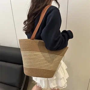 Grande borsa tote in paglia intrecciata a righe con manici marroni per il mare
